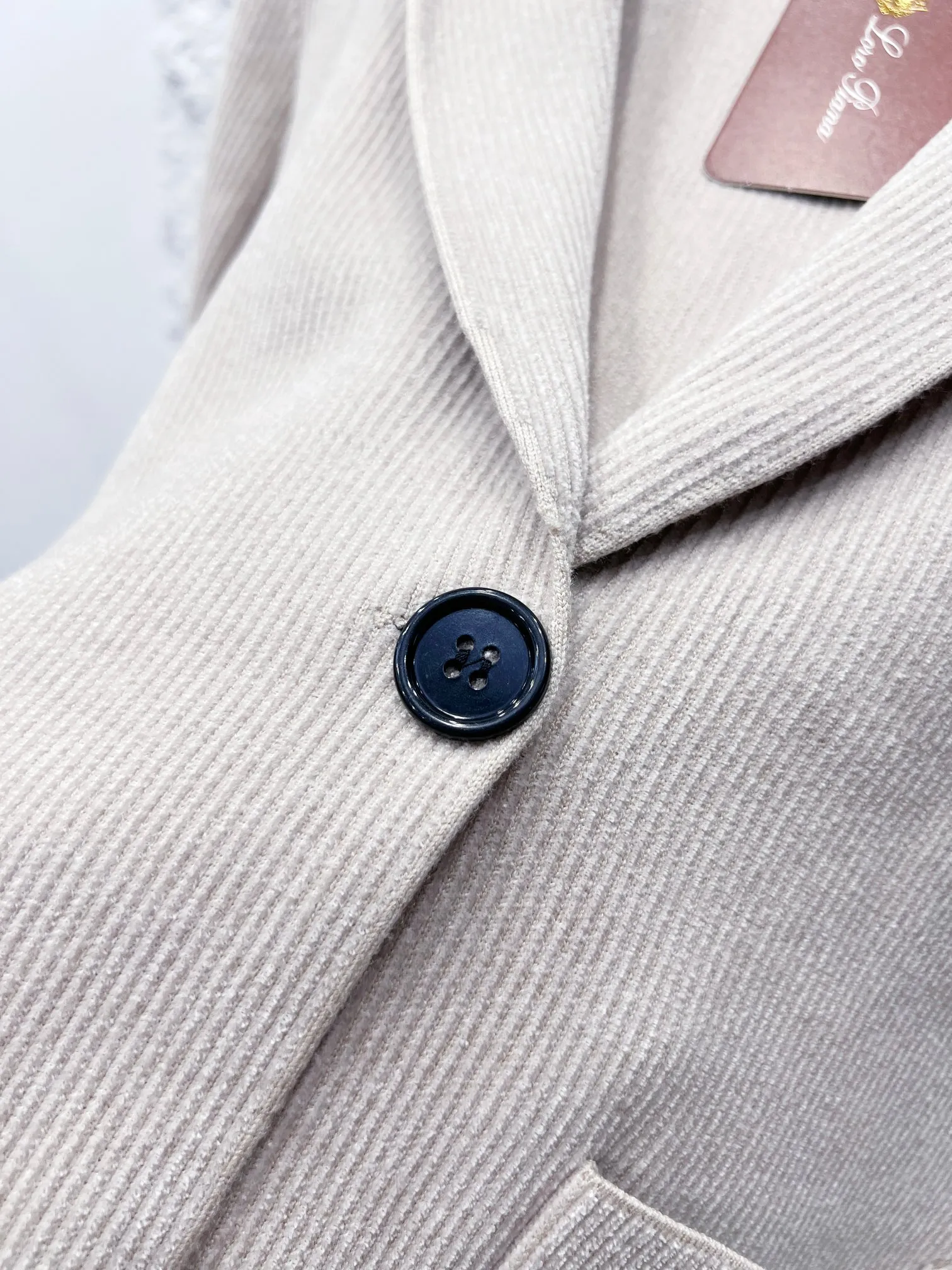 LP (Loro Piana) (Long-term large quantity in stock, not off the shelves) Knitted suit cardigan fabric: fine wool mixed with vertical pit strip knitted fabric, four-flat pit strip weaving method, elastic vertical rib knitted gray fabric Collar type: knitted tuck suit collar, one-piece woven collar, no splicing hard lining, soft suit collar technology. Placket: single cloth-covered button, hidden placket knitted cardigan structure, no zipper, no zipper fabric. Pockets: patch pockets, knitted patch pockets of the same fabric, with anti-curling stitching at the mouth. Sleeve shape & hem: Long sleeves with flat cuffs, original woven hem at the body, seamless pressing throughout, soft and shaped garment, no hard lining. Loro Piana knitted blazer in ribbed wool knit, unstructured soft lapel collar, single-button fastening, patch pockets, relaxed fit in a relaxed fit knitted suit, unlined. Color; Oatmeal Black Sizes: M-3XL (worry-free after-sales service)